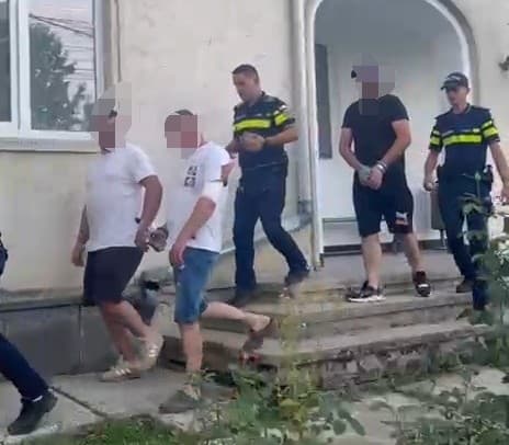 Cinci tineri din Rădăuți-Prut reținuți pentru comiterea mai multor fapte cu violență - FOTO