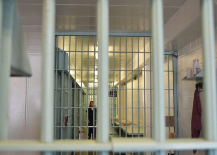 Tânăr condamnat pentru tentativă de tâlhărie calificată, escortat la penitenciar