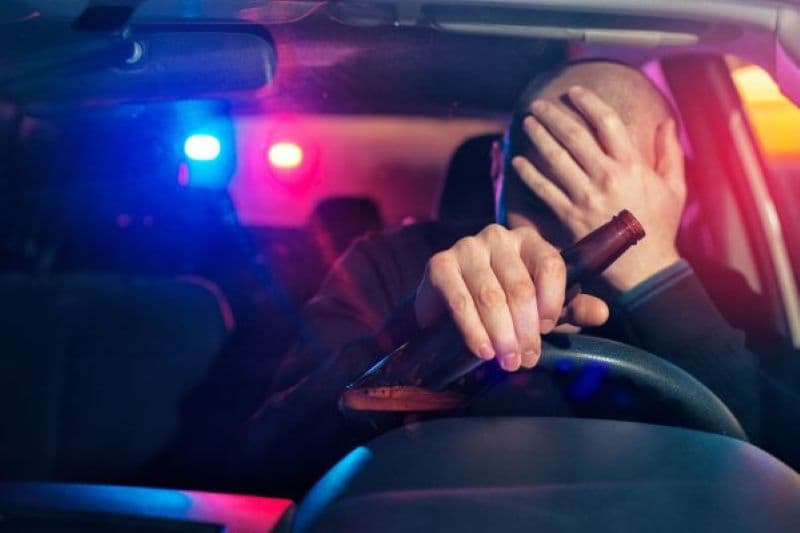 Tineri reținuți pentru conducere sub influența băuturilor alcoolice