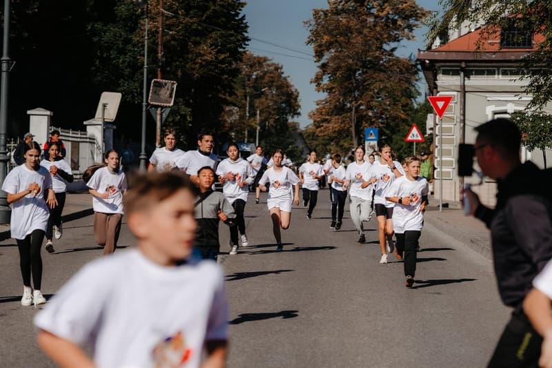 Crosul Simona Radiș: Sute de copii au umplut centrul Dorohoiului de energie, emoție și zâmbete