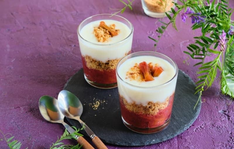 Desert la pahar cu rubarbă, biscuiți și cremă de vanilie