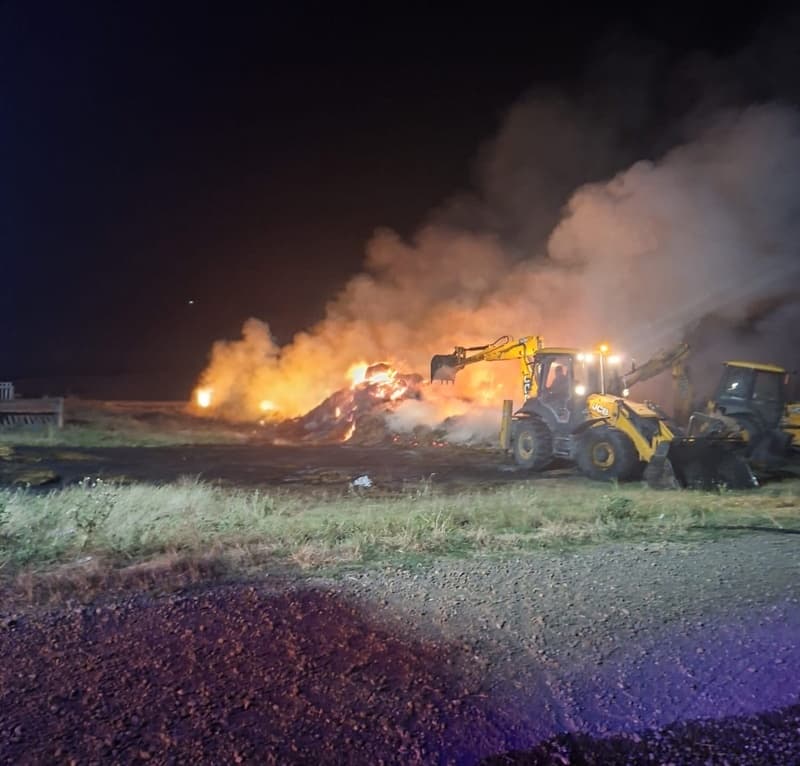 Incendiu violent la Borzești: peste 200 de baloți de furaje au ars