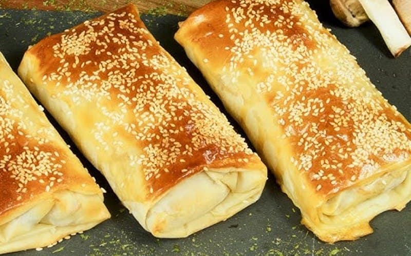 Plăcinte umplute cu pui