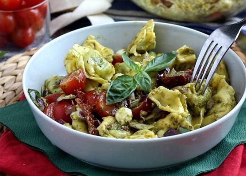 Salată de tortellini