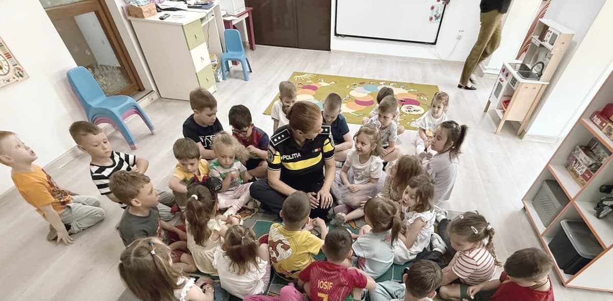 Polițiștii botoșăneni - activități continue pentru siguranța elevilor de toate vârstele