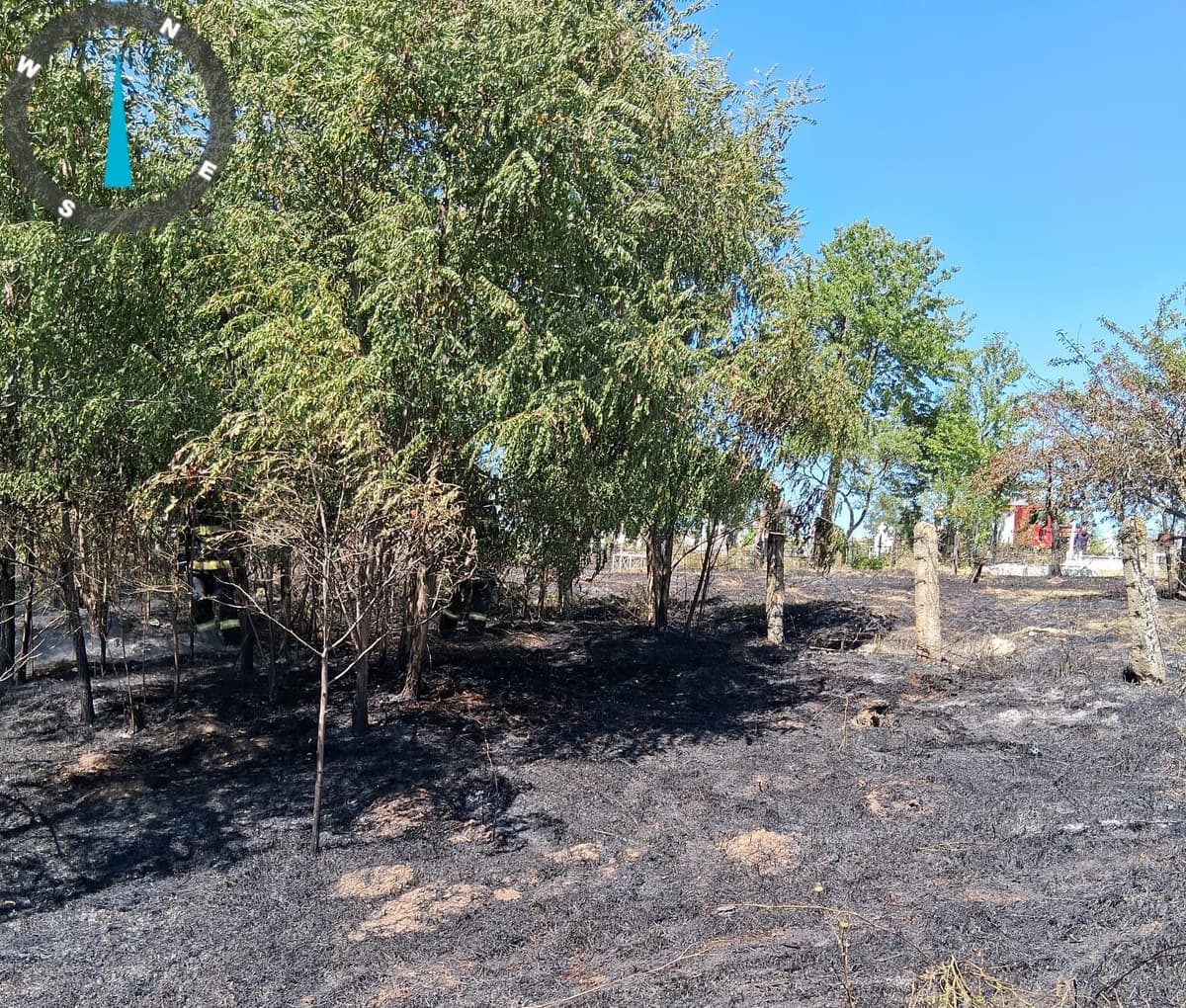 Pompierii au intervenit în această după-amiază pentru stingerea a două incendii produse în cimitire