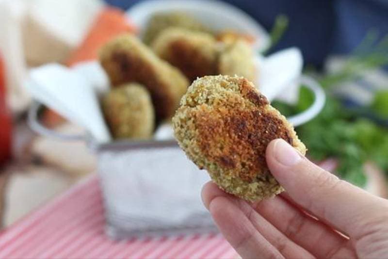 Nuggets de pui cu mazăre și morcov