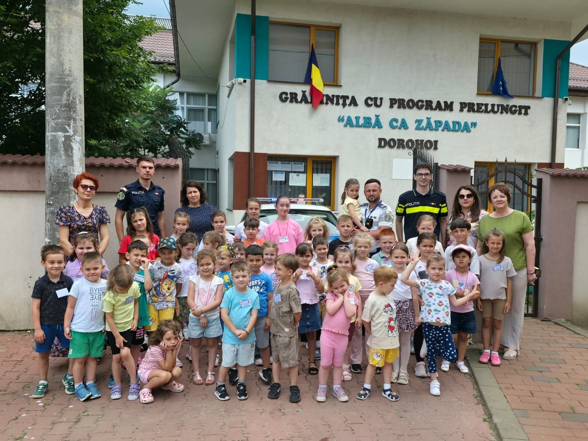 Polițiștii din Dorohoi alături de copii - FOTO