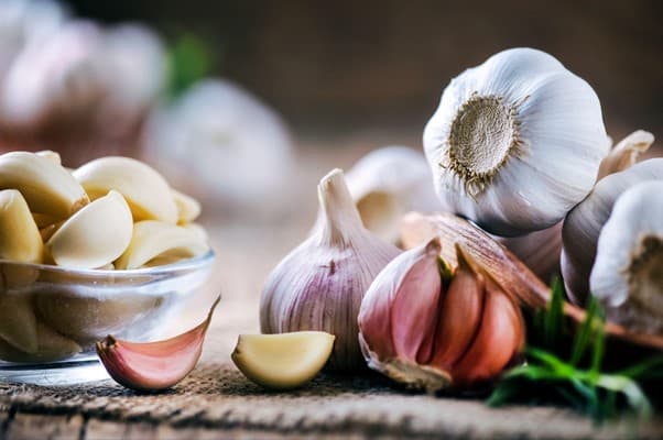 Ce beneficii are consumul de usturoi seara?