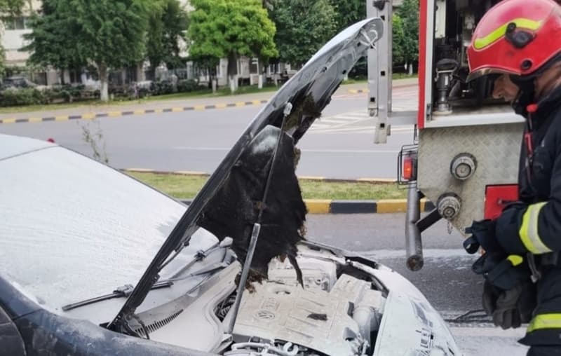 Mașină cuprinsă de flăcări în timp ce se deplasa pe o stradă din Botoșani