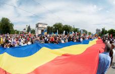 Pod tricolor peste Prut