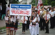 Astăzi are loc parada Festivalului Internațional de muzică populară „Mugurelul” 2015. Vezi programul!