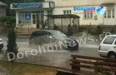 Inundaţii cu repetiţie la Dorohoi. După o ploaie torenţială canalizările au refulat, iar zona Spiru Haret a fost inundată
