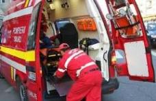 Femeie muşcată de o pisică, ajutată de paramedici să ajungă la spital