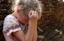 Șocant! Fetiță de 8 ani abuzată de un bărbat de 59 de ani. Agresorul și mama copilei, reţinuți de Poliţie! 