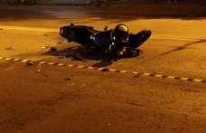 Puști de 17 ani rănit după ce s-a izbit cu motociclul într-un autoturism