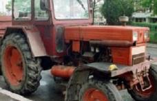 Bărbat prins băut la volanul unui tractor neînmatriculat. Șoferul avea permisul suspendat tot pentru alcool