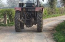 Minor aflat la volanul unui tractor oprit în trafic