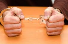 Scandal monstru făcut în mijlocul străzii de un șofer beat. Incidentul s-a terminat cu cătușe, amendă și reținerea mașinii