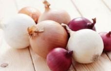 Cum oprești albirea părului cu ceapă? Iată un tratament natural