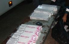 Peste 18.000 de ţigarete ascunse în instalaţia de aer condiţionat a unui autocar şi în încălţămintea unui tânăr! - FOTO