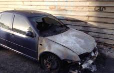 Scandalul ia amploare la Roma: Maşini româneşti, stropite cu benzină şi incendiate - FOTO