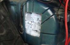  Peste 50.000 de pastile anabolizante, ascunse în roata de rezervă a unui microbuz! - FOTO