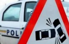 Tânăr ajuns la spital după ce s-a izbit cu mașina într-un camion cu marfă
