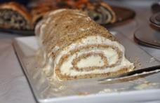Ruladă de nucă cu cremă de vanilie