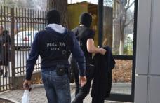 Surpriză la descinderile DIICOT! Doi agenţi din cadrul Poliţiei de Frontieră, au fost reținuți. Anchetatorii au descoperit şi o armă!
