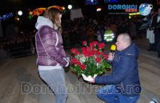 Eveniment inedit în cadrul spectacolului de datini și obiceiuri: Cerere în căsătorie în fața a mii de dorohoieni - VIDEO/FOTO