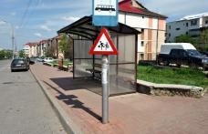 Primim la redacţie - Un semn de circulaţie din Dorohoi, amplasat prea jos provoacă nemulțumiri