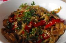 Pui în curstă de miere cu susan și paste cu legume