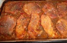 Friptură de porc cu sos de vin roșu