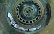 Ţigarete ascunse în portiere, roata de rezervă şi în rezervor, depistate de poliţişti