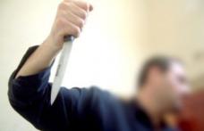 Scandal monstru la o benzinărie. Un bărbat înarmat cu un cuțit a împărțit pumni și injurii
