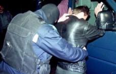 Agresori imobilizaţi de jandarmi după ce au făcut scandal într-un bar