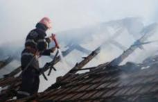 Locuinţă distrusă parţial într-un incendiu