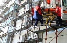 ITM Botoșani anchetează circumstanţele prin care un muncitor a căzut de pe o schelă de la aproximativ 14 metri