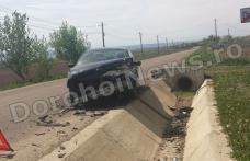 Accident rutier la Dersca. Impact violent cu un cap de pod - FOTO