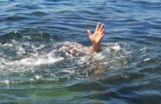 Înghiţit de ape în timp ce era la scăldat! Un copil de 13 ani s-a înecat într-un iaz