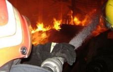 O familie a rămas fără acoperiş deasupra capului în urma unui incendiu provocat cu intenţie