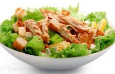 Salată din piept de pui cu crutoane