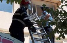Ajutată de pompieri să intre în casă