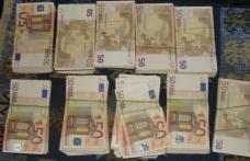Peste 360.000 de euro descoperiţi de poliţiştii de frontieră ascunşi într-un autocar