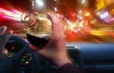 Inconștiența la volan. Un tânăr fără permis a intrat cu mașina într-un copac și a fugit de la locul accidentului lăsând o victimă încarcerată
