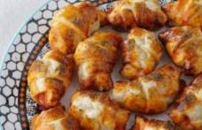 Mini croissante pizza cu șuncă și cașcaval