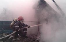 Casă distrustă, parţial, într-un incendiu provocat intenționat