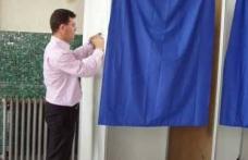  Fără draperii la cabinele de vot