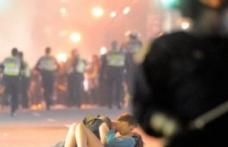 Cine sunt protagoniştii sărutului care a impresionat lumea